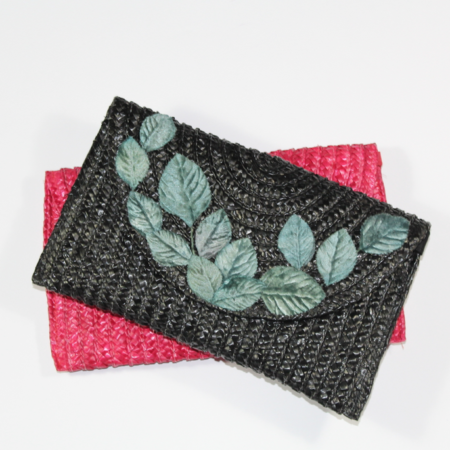 Bolso de rafia negro con hojas aterciopeladas verde-grisáceo
