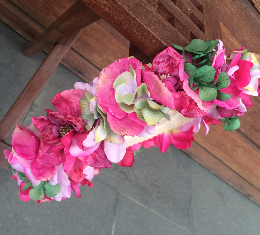 Diadema de flores de tela y preservadas rosa y verde
