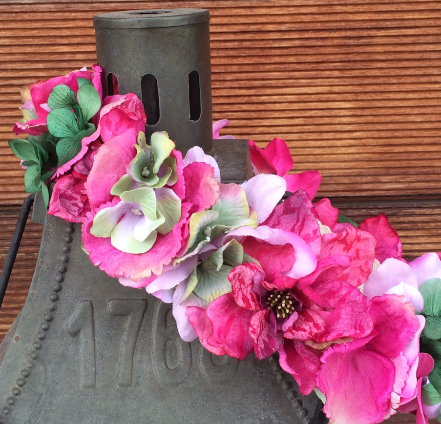 Diadema de flores de tela y preservadas rosa y verdeII