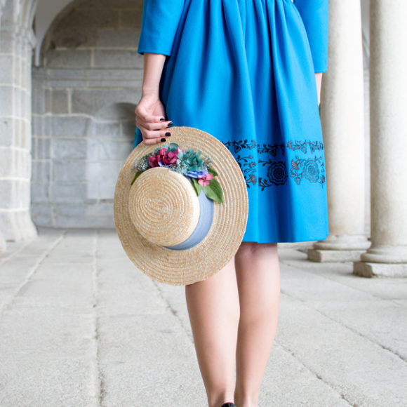 Canotier con flores azules. Tocados Mariana