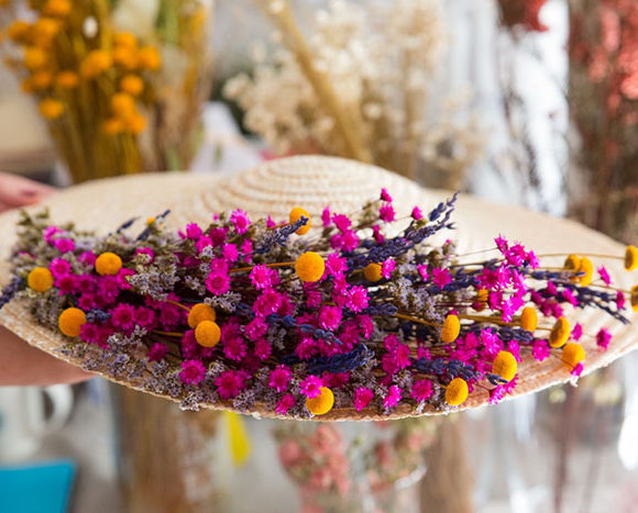 Base de paja con flores