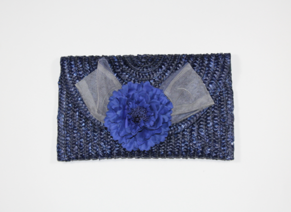 Bolso de paja en color azul marino con lazo en tono gris y azul y flor azul