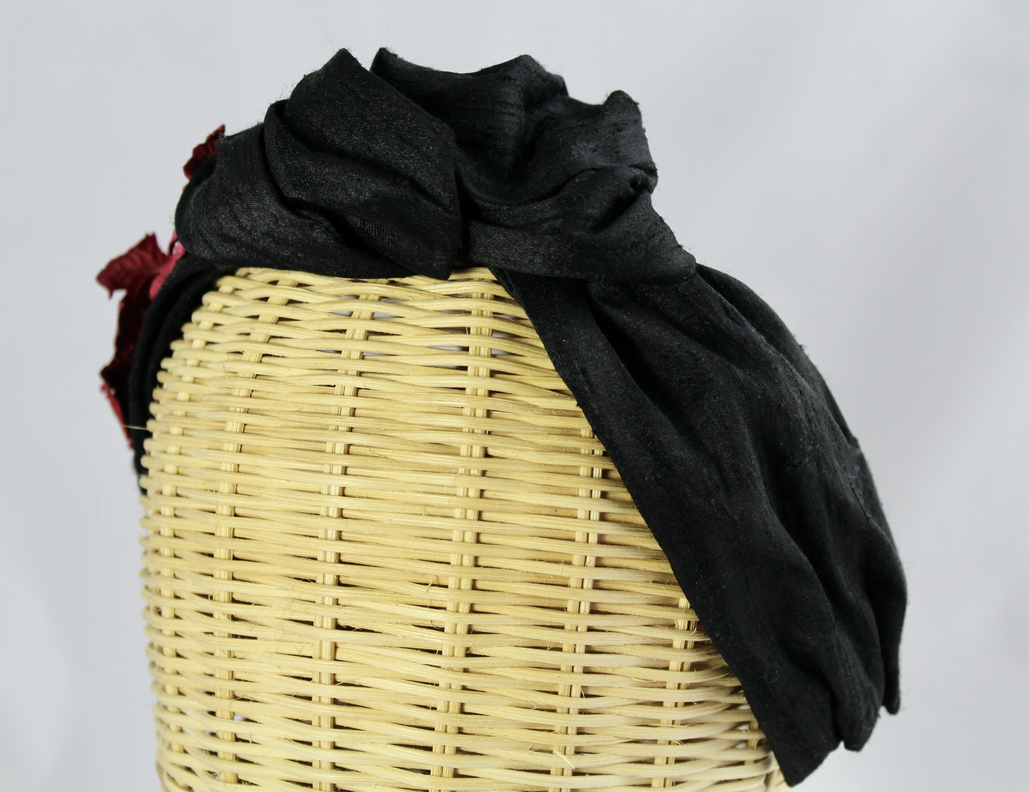Diadema de seda salvaje negra con flores terciopelo