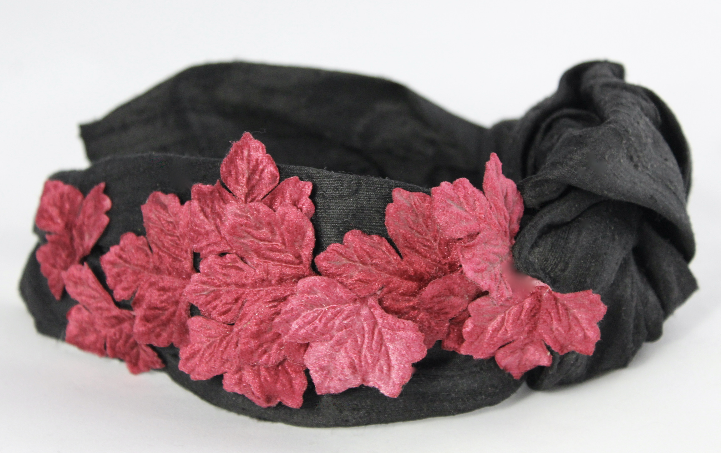 Diadema de seda salvaje negra con flores terciopelo