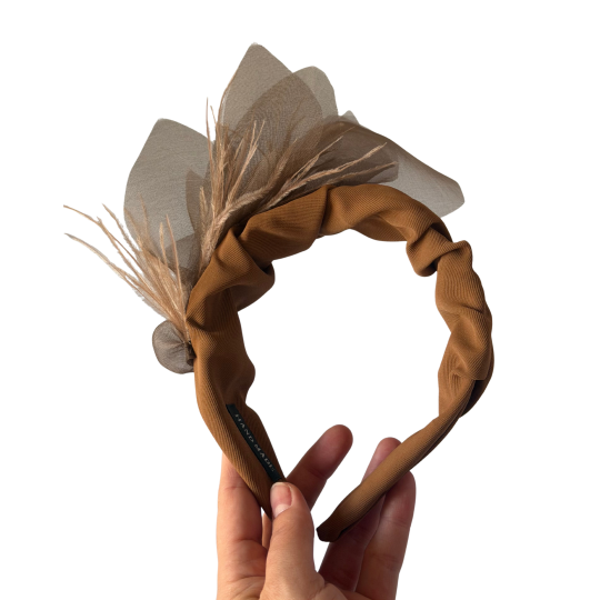 Diadema marrón de plumas y seda